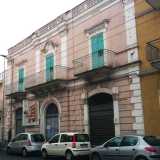 Il palazzo rosa pastello in stile liberty di via Roppo, a Carbonara. Anche questo edificio � a rischio sostituzione